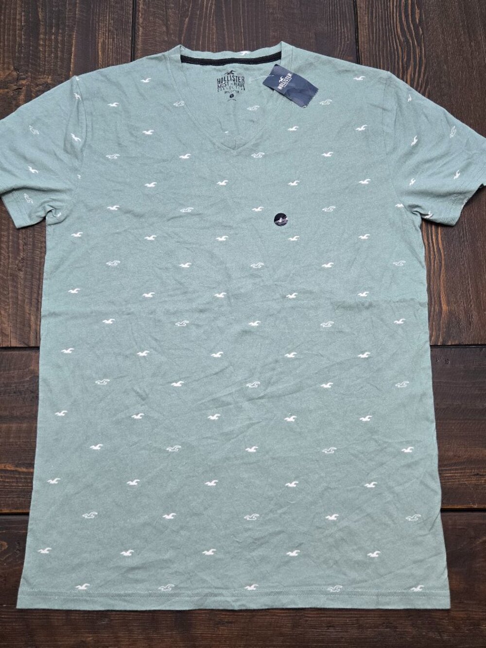 Hollister Mens V-Neck T-Shirt NWT Small Sage Green All Over Seagull Print